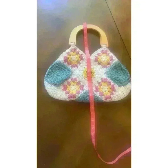 Boho crocheted flower handbag with wooden handles - Picture 6 of 7